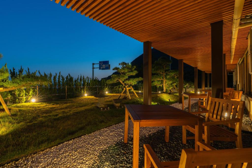 Ushiogumo Ryokan Garden Terrace Night