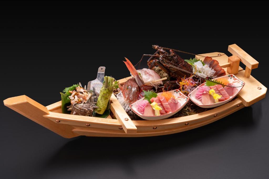 Ushiogumo Sashimi Boat Platter