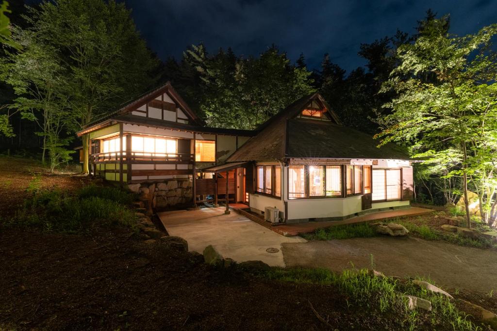 Villa Senshinan Ryokan Exterior Night