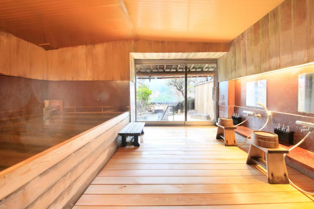 Wakamatsu Hakone Yugawara Indoor Onsen Bath