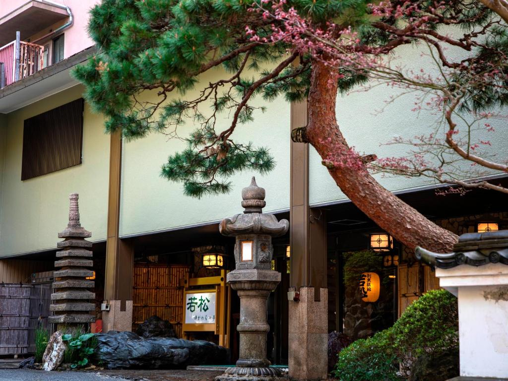 Wakamatsu Hakone Yugawara Ryokan Entrance