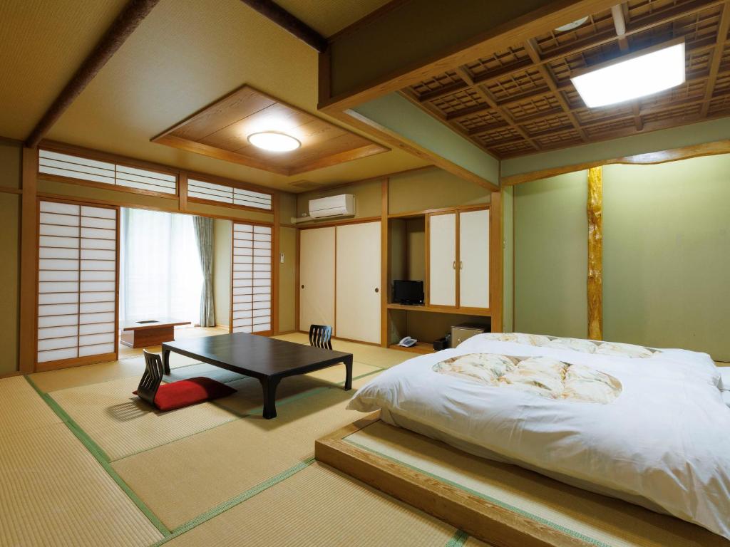 Wakamiro Ryokan Tatami Room