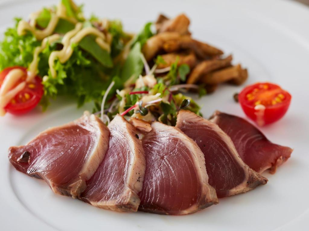 Wans Resort Yamanakako Seared Tuna Dish