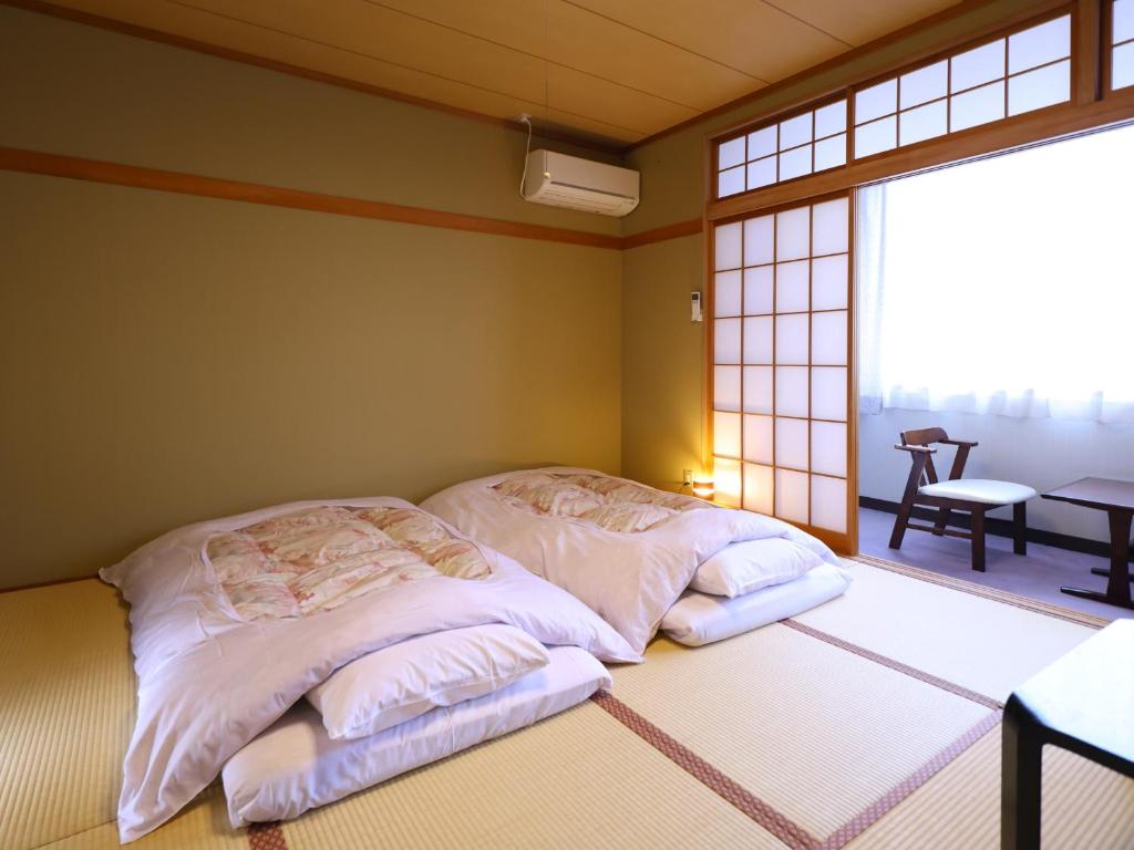 Yama No Takohei Ryokan Tatami Room
