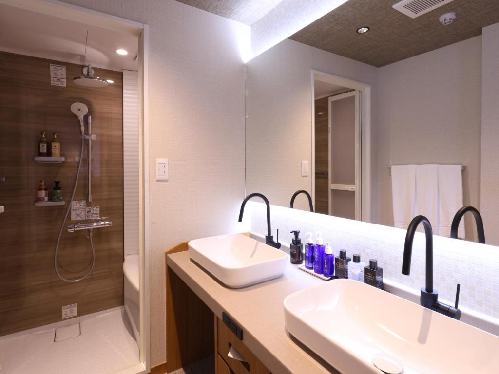 Yoshinotei Double Sink Bathroom