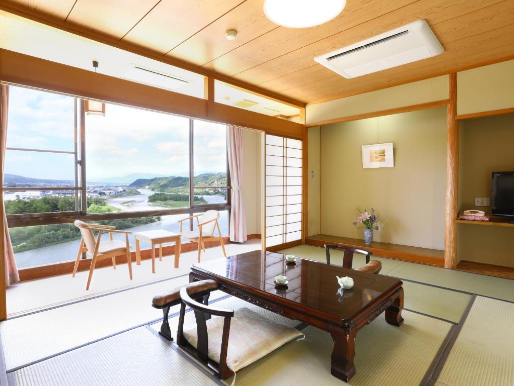 Yoshinotei River View Tatami Room