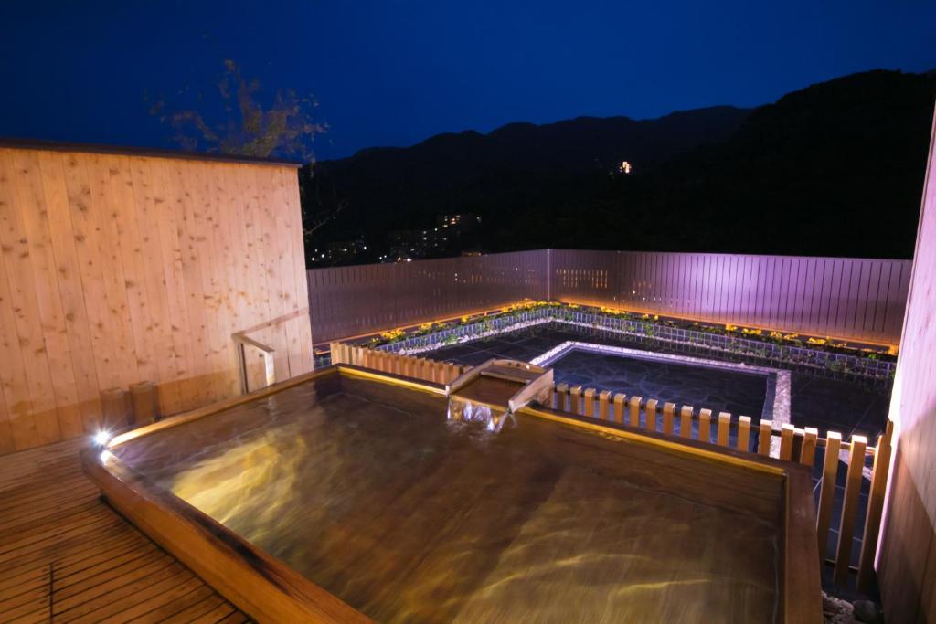 Yugawara Fukiya Open Air Onsen Night