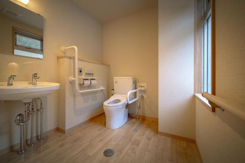 Yumori Onsen Hostel Accessible Bathroom