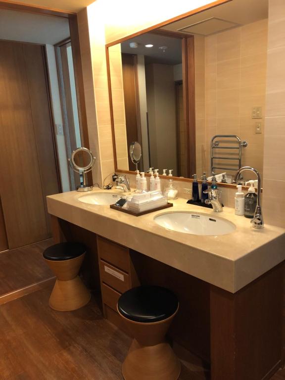 Yunushi Ichijoh Double Vanity Bathroom