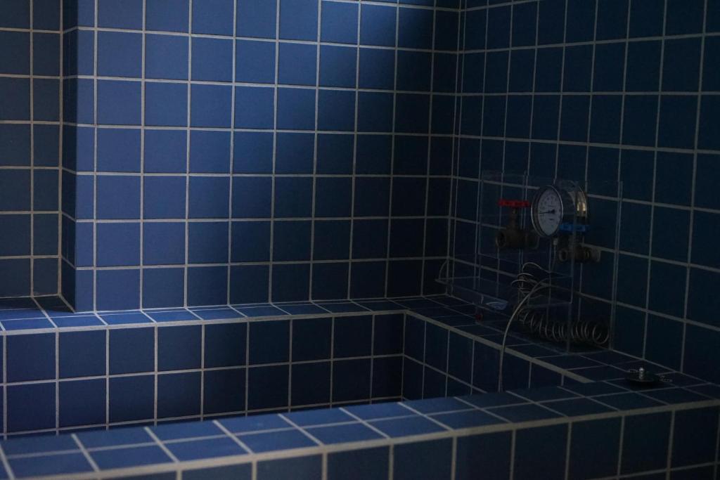 Yutorie Blue Tiled Bath