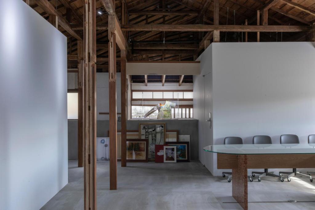 Yutorie Modern Interior Meeting Room