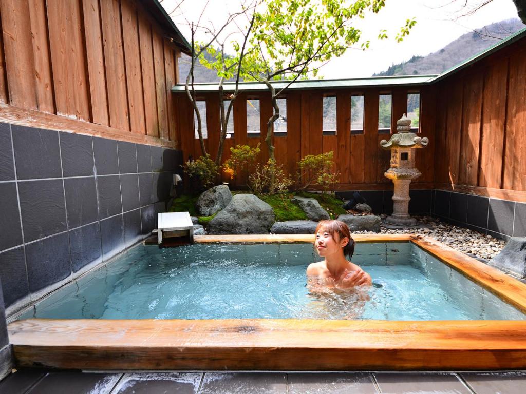 Shima Onsen Kashiwaya Ryokan guest bathing in the onsen
