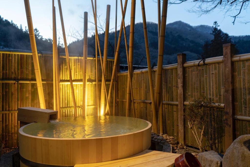 Shima Onsen Kashiwaya Ryokan open air onsen in the evening