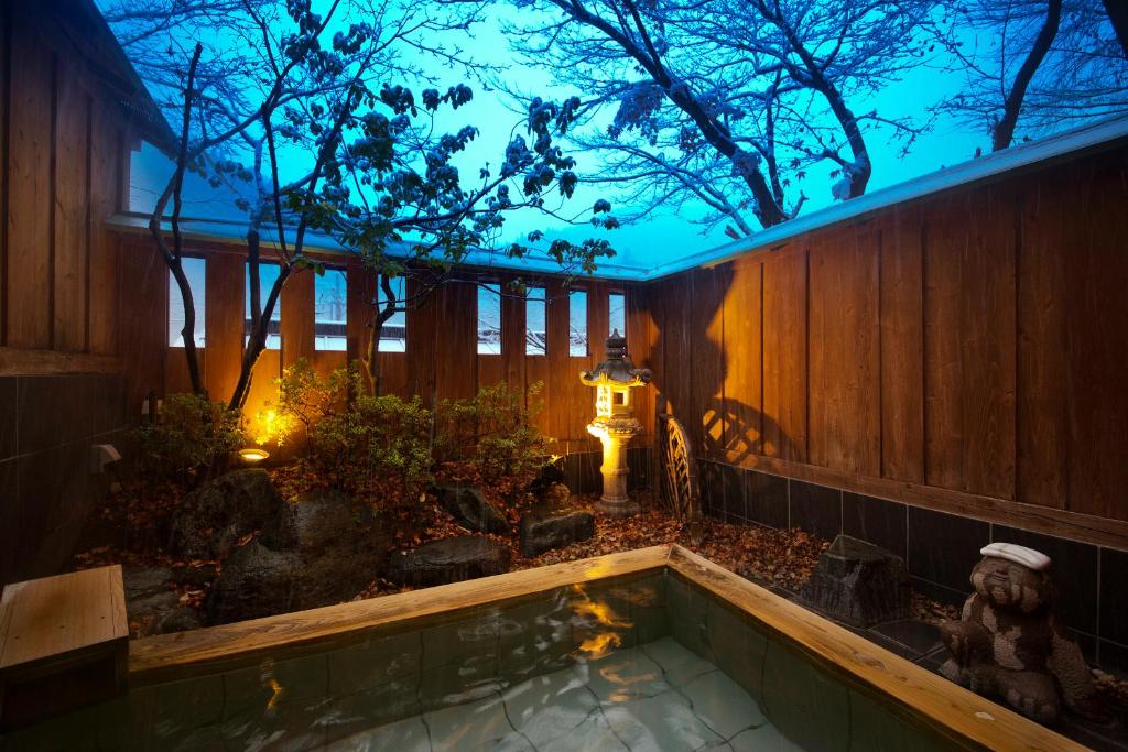 Shima Onsen Kashiwaya Ryokan open air onsen in the evening