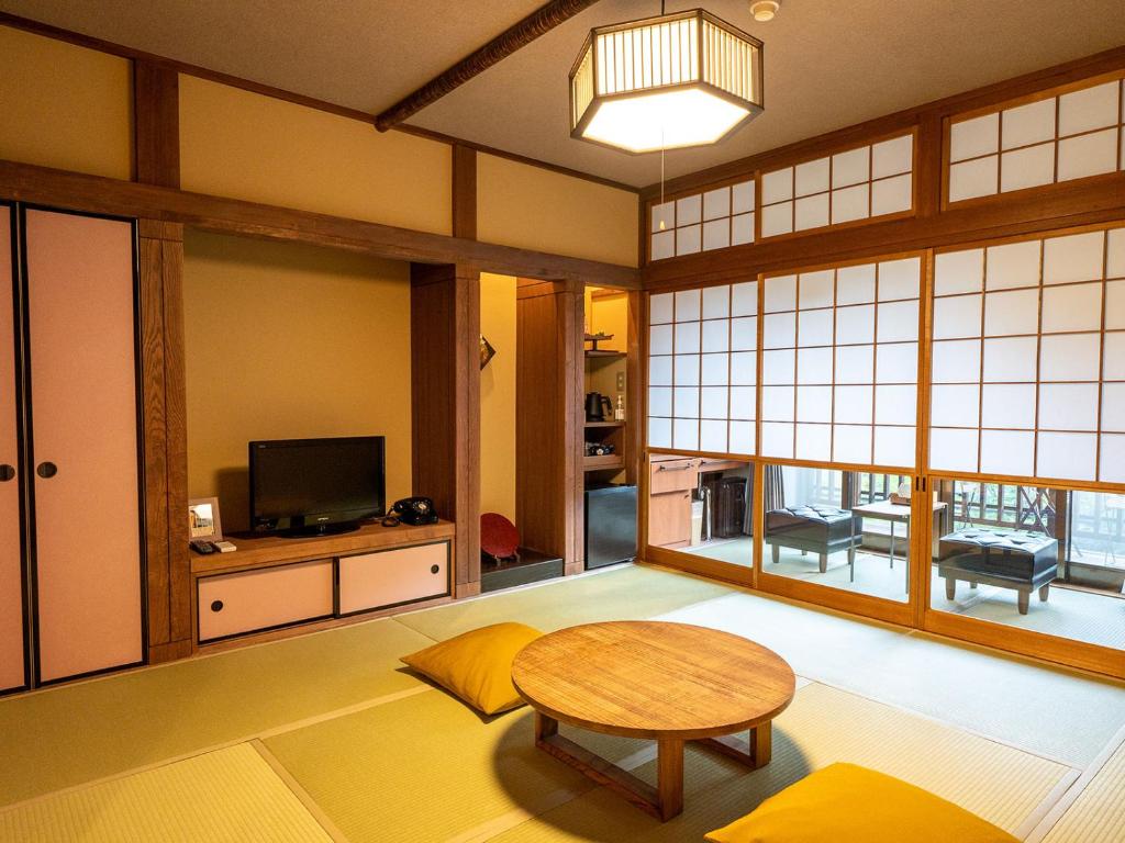 Shima Onsen Kashiwaya Ryokan room with tatami floors