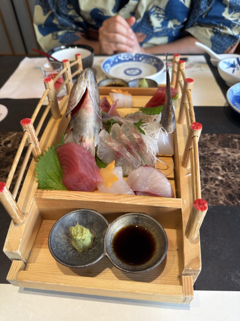 오쓰쿠리로 나온 맛있는 사시미. 제철 생선만 사용한 신선한 지역 사시미